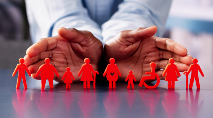 Foto de duas mãos negras abertas, dispostas em gesto de acolhimento ou proteção, envolvendo um grupo de figuras vermelhas que simbolizam pessoas com características diversas.